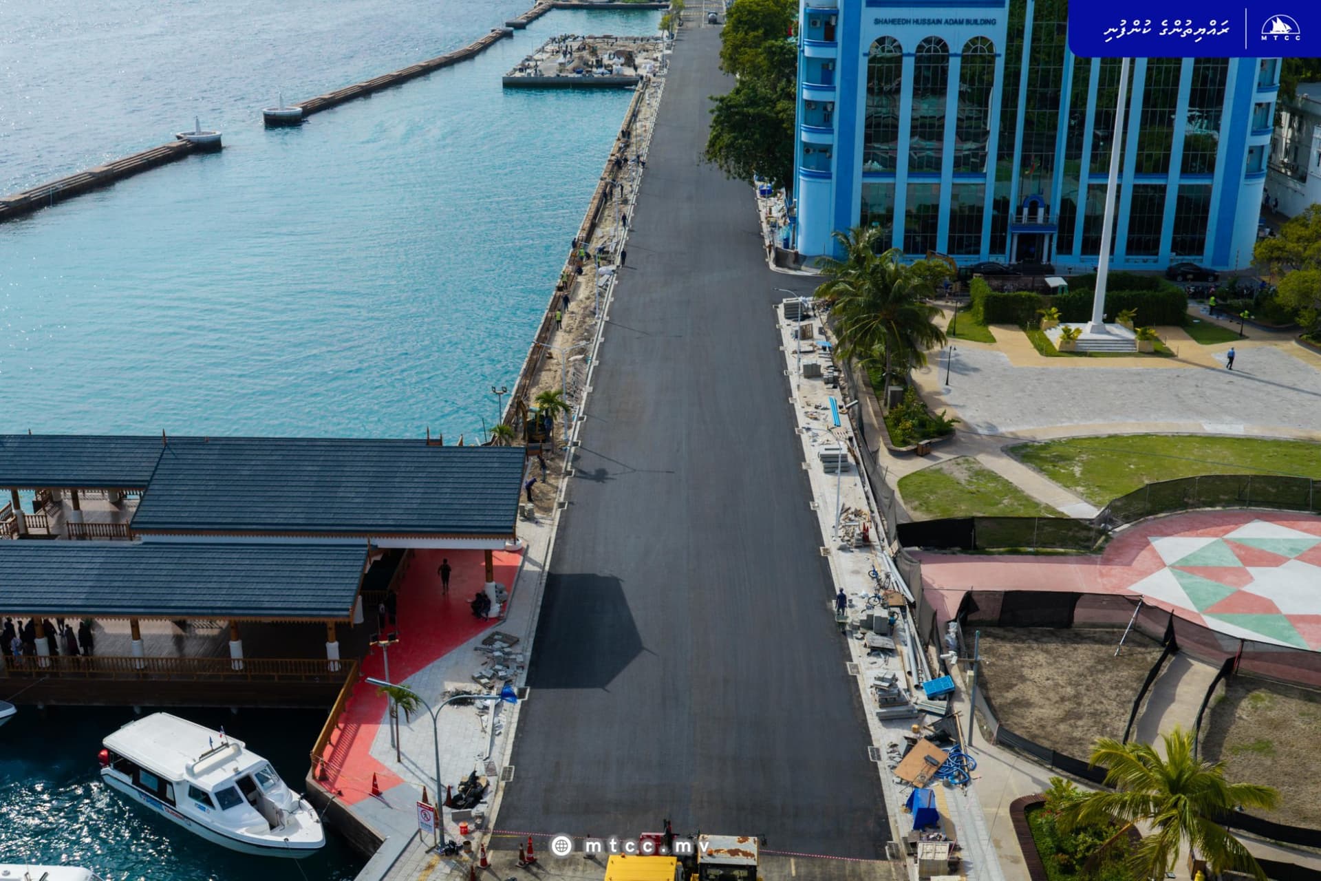 Asphalt paving has been completed on the Malé North Boduthakurufaanu Magu Phase 1 project as final construction works continue. | Photo: MTCC