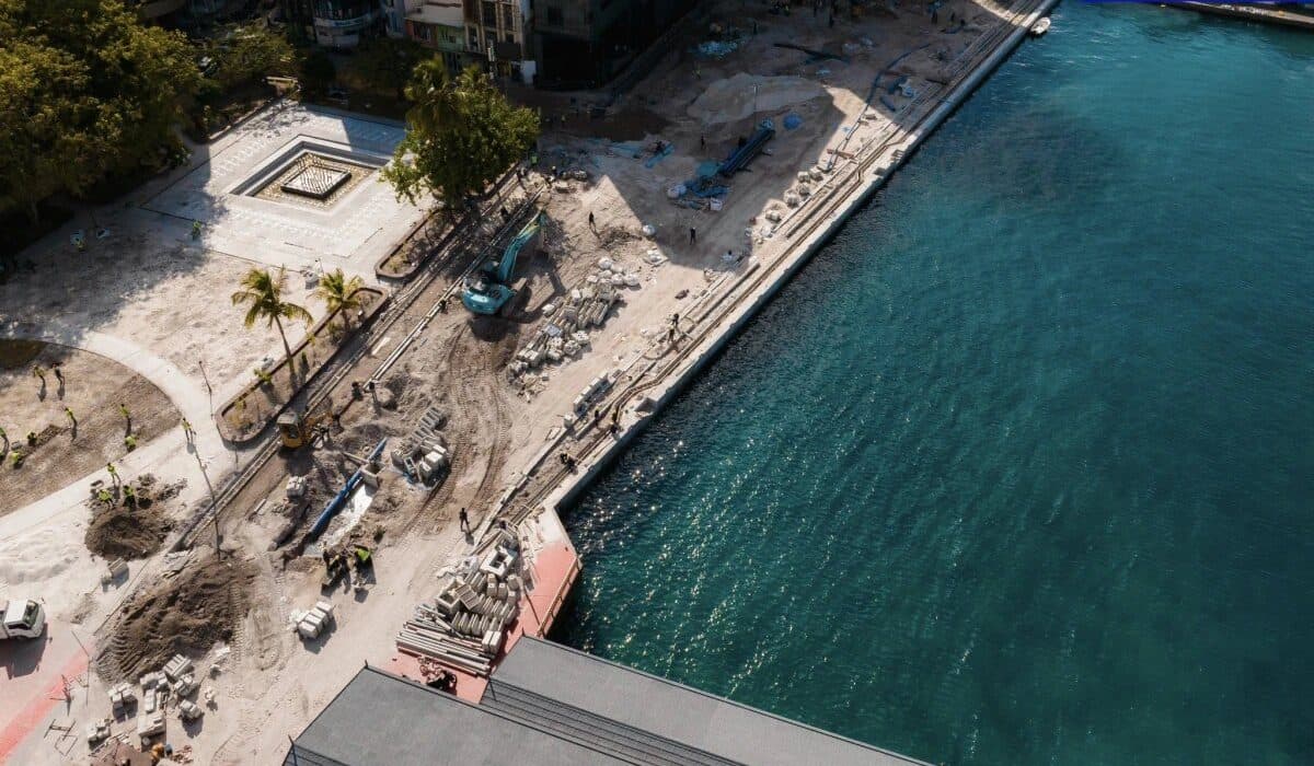 Sheet piling work begins on Boduthakurufaanu Magu